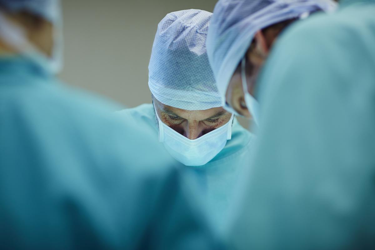 En grupp kirurger i en operationssal.